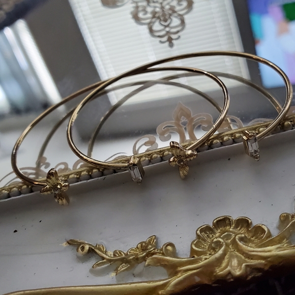 Jewelry - 2pc danity elegant bee bracelet